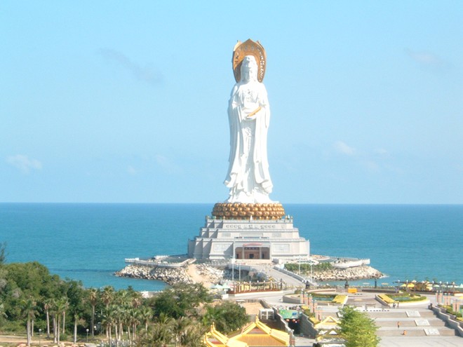 Tượng Quan Âm (Trung Quốc)Tượng Quan Thế Âm Bồ Tát nằm ở phía Nam đảo Hải Nam , Trung Quốc, cao 108m, được hoàn thành vào năm 2005. Tượng có 3 mặt: một mặt quay vào đất liền và 2 mặt khác nhìn về phía biển Đông.